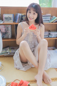他的手慢慢游走